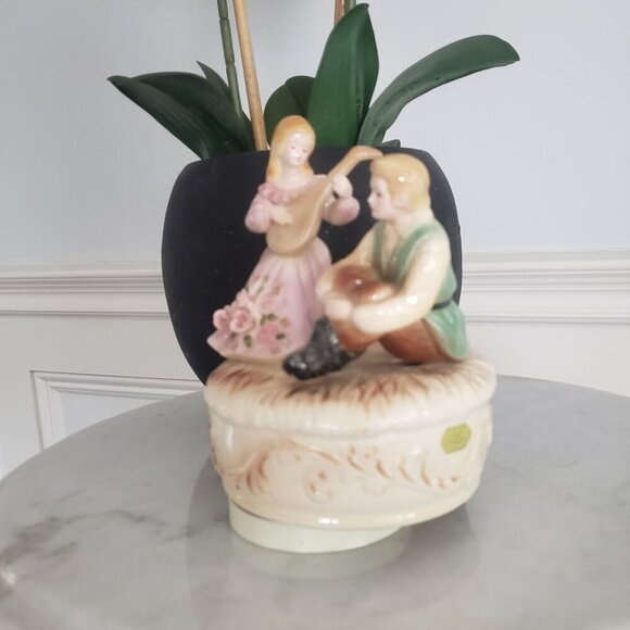 Vtg Josef Originals Loving Couple Ceramic Moving Figurine & Rotating Music Box - Picture 4 of 15